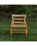 Sedia di legno nel prato verde