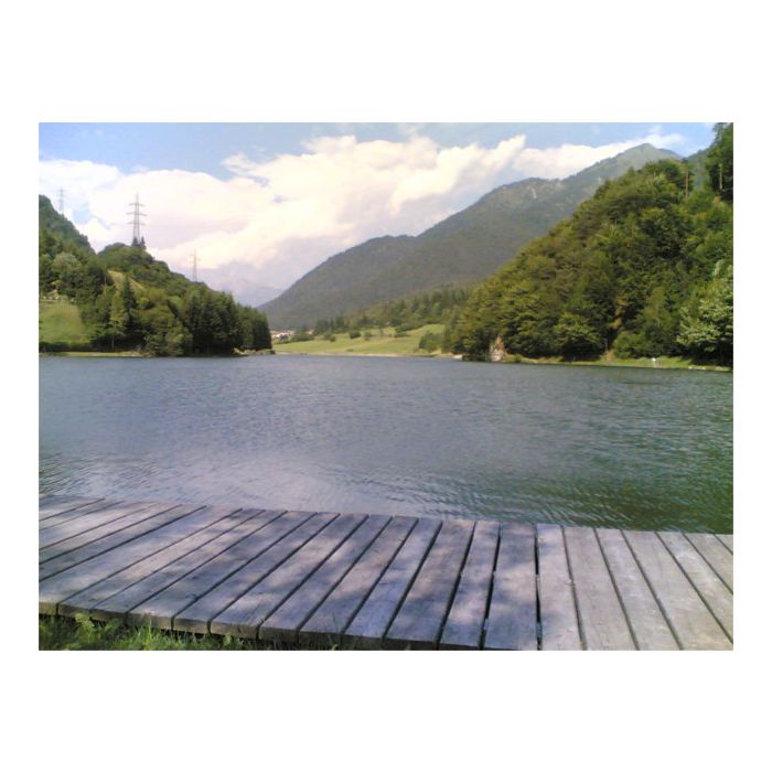 laghetto di montagna con passerella di legno