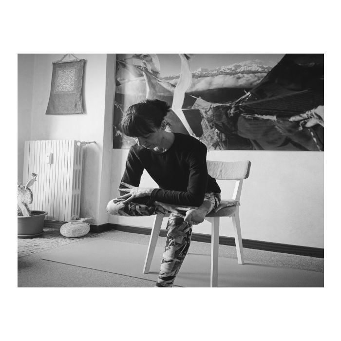 Posizione yoga con la sedia