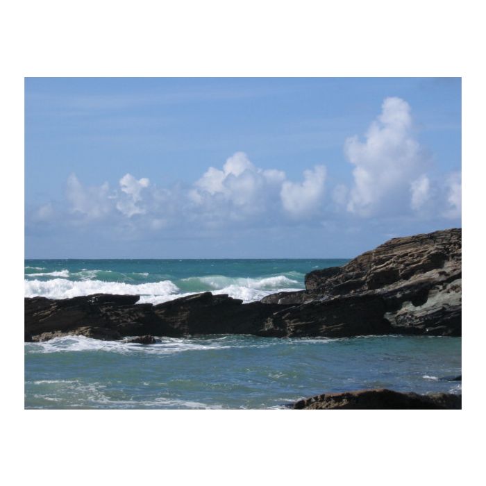 scogliera con onde oceano