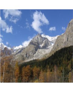 montagne con le cime innevate