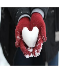 mani che reggono un cuore di neve