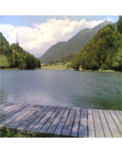 laghetto di montagna con passerella di legno