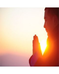 mani giunte con luce del sole
