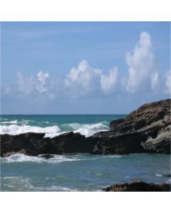 scogliera con onde oceano