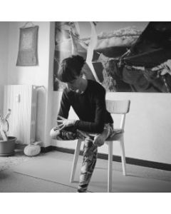 Posizione yoga con la sedia