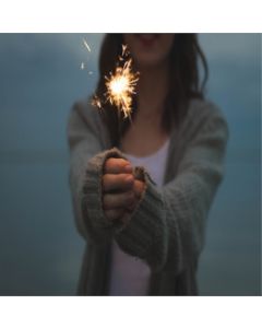 ragazza con in mano stellina luminosa