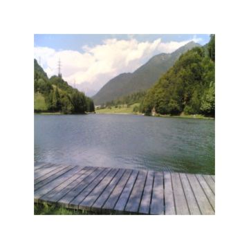 laghetto di montagna con passerella di legno