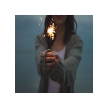 ragazza con in mano stellina luminosa