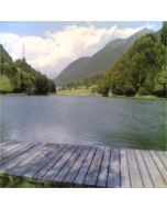 laghetto di montagna con passerella di legno